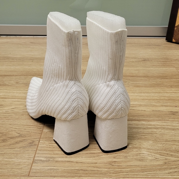 White Boots - Picture 5 of 7